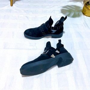 Open-sided boots